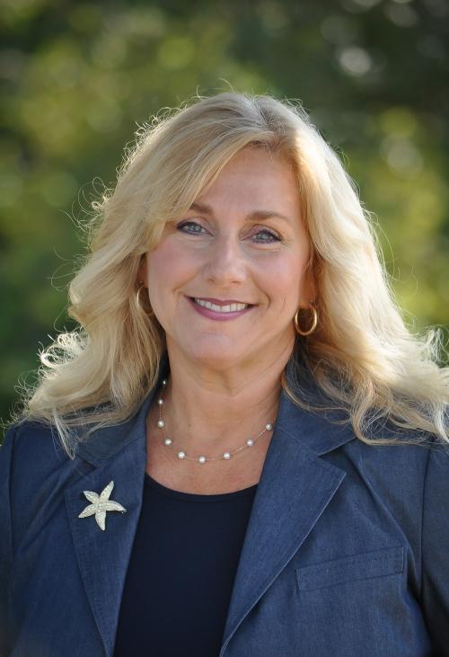 Stephanie Deiter Headshot